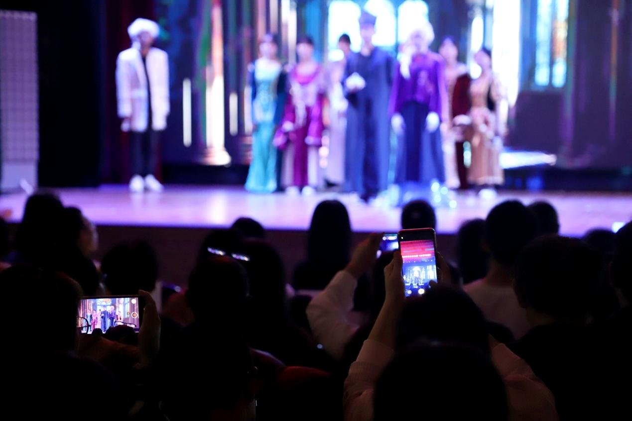 观众们用手机记录