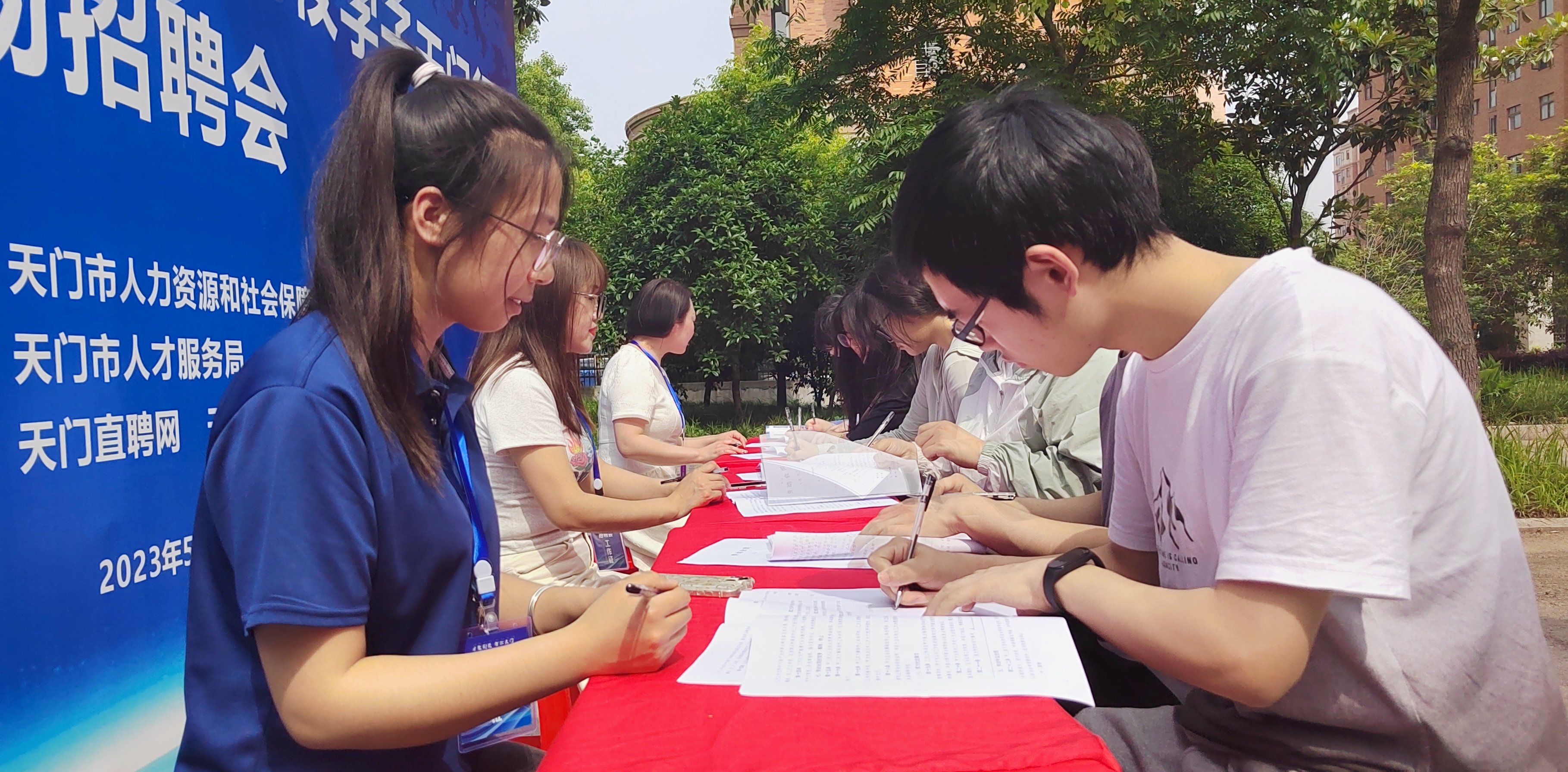 高校学子与企业现场签订劳动合同