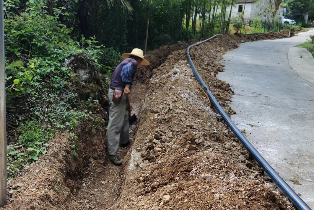 ▲高岭村管道管沟开挖与铺设中