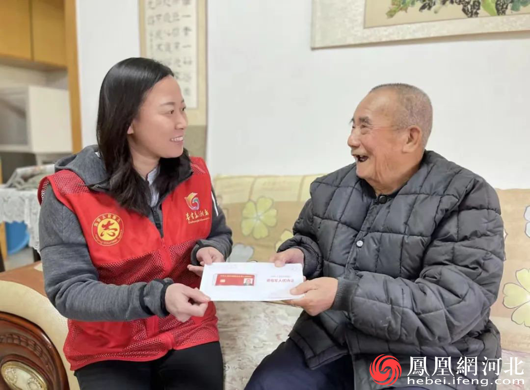 秦皇岛海港区西港里社区退役军人服务站：优待证送上门 做退役老兵“贴心人”