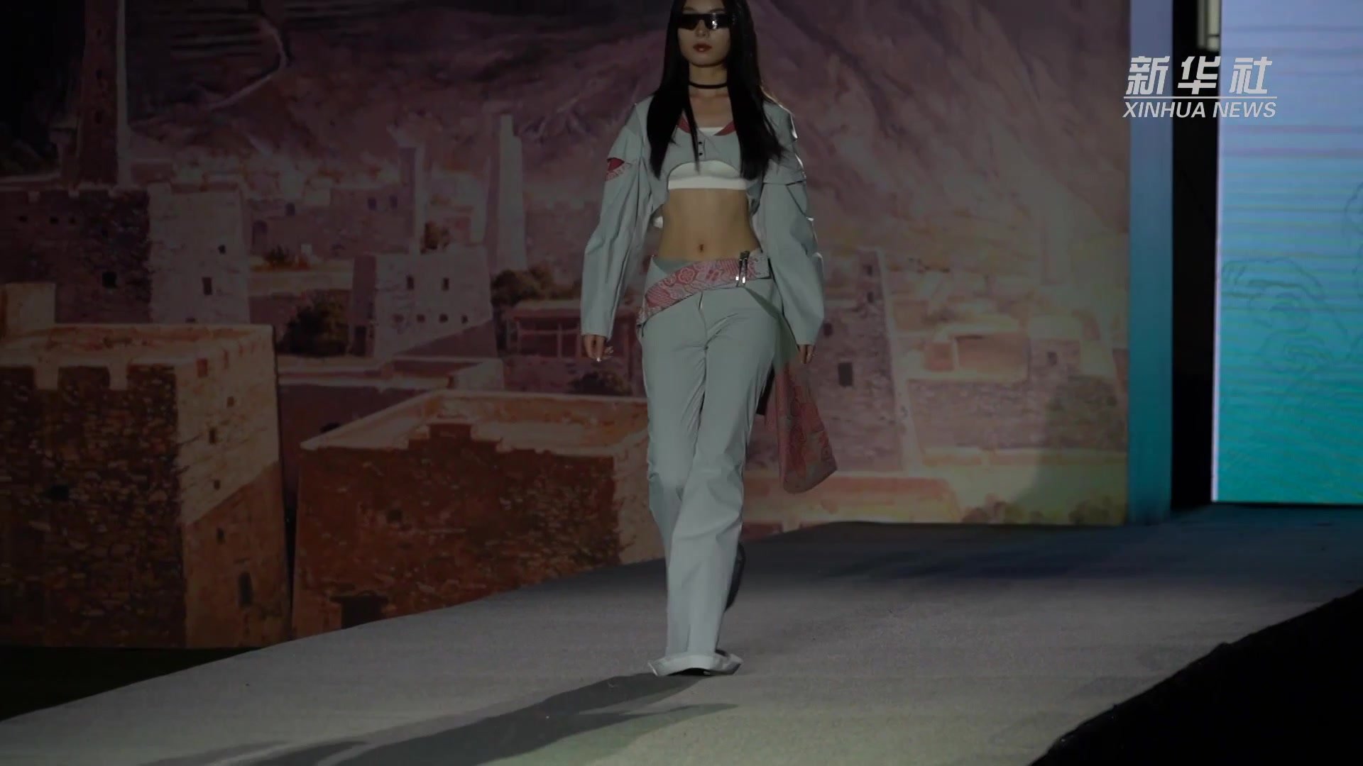 四川大学生以服装设计为媒展现古老羌族文化