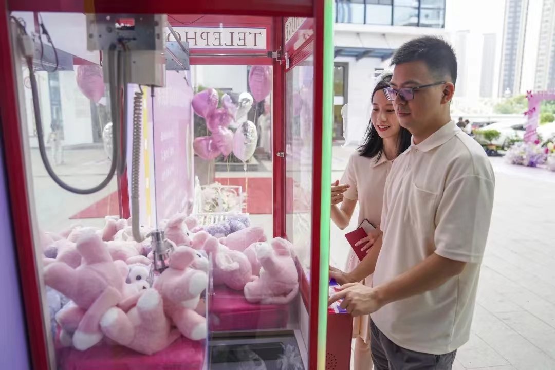 520东莞为“爱”加班,特色颁证引领新风尚