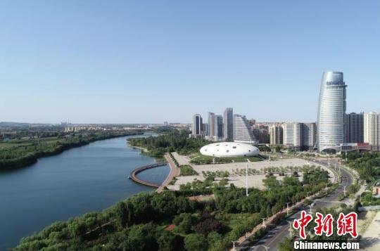 依偎在淇河岸边的鹤壁市城区。 王军伟 摄