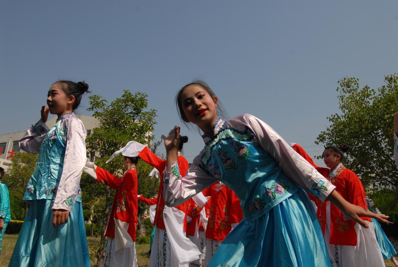 5月15日，青岛市即墨区第四实验小学柳腔剧社团的学生在排练中。