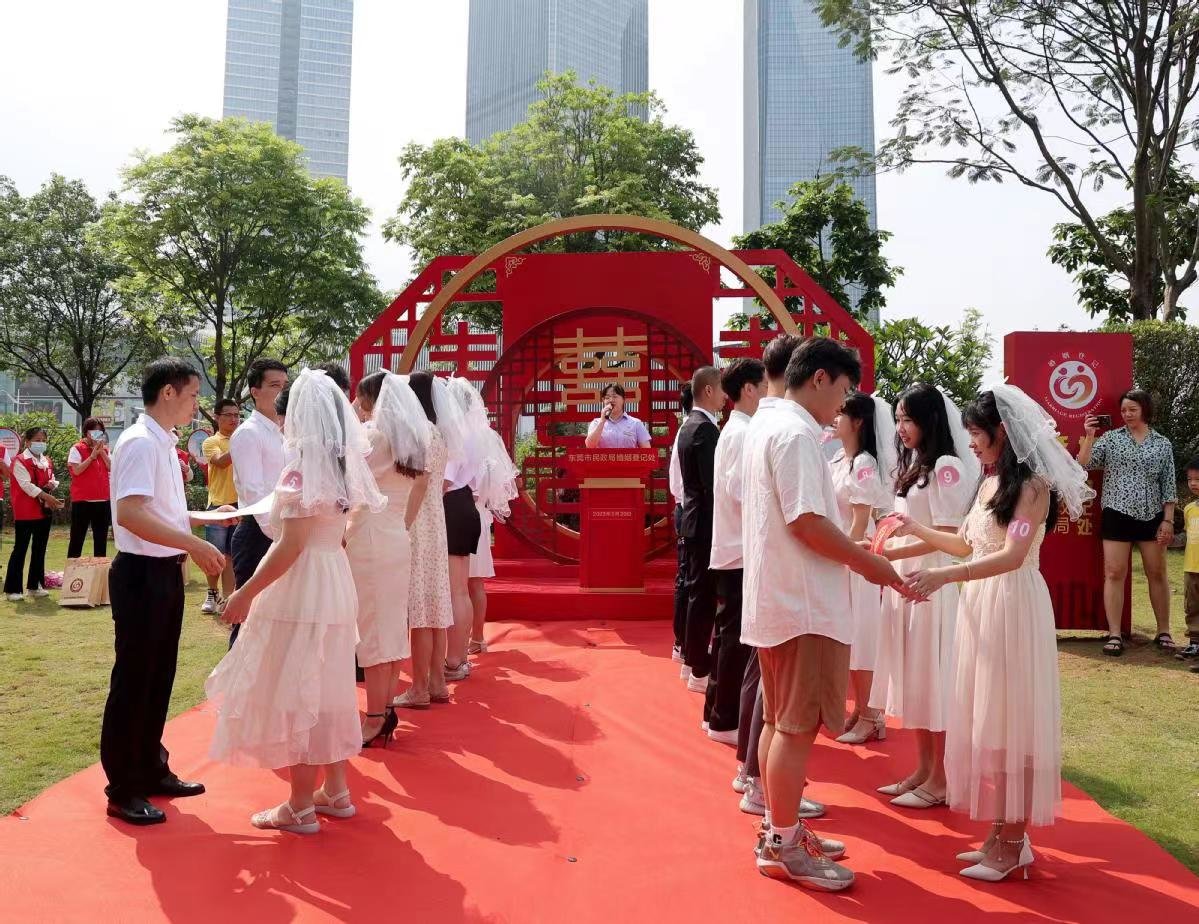 520东莞为“爱”加班,特色颁证引领新风尚