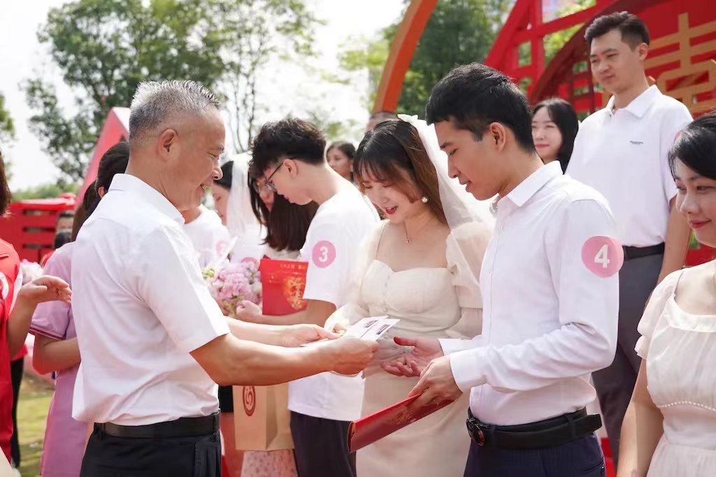 520东莞为“爱”加班,特色颁证引领新风尚