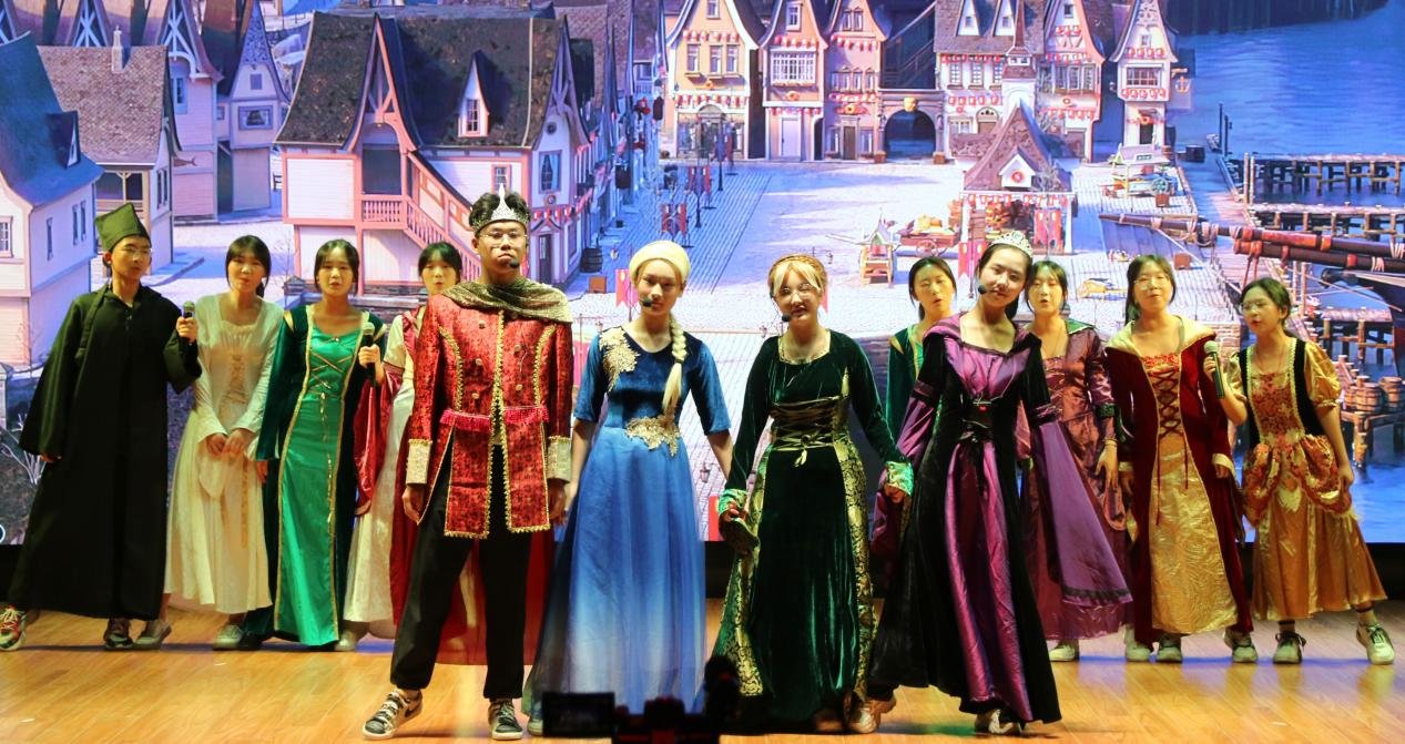 黄山市休宁中学学生精彩演绎英文音乐剧《冰雪奇缘》
