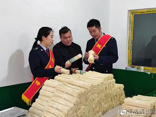 “陇税雷锋”团队入企答疑解惑 成县税务局供图