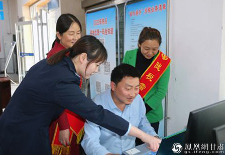 陇南市康县税务局邀请税收服务志愿者到办税服务大厅体验便民办税流程 康县税务局供图