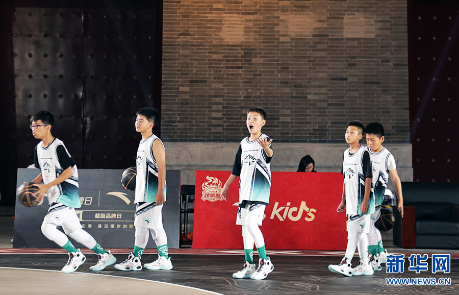 5月13日，小球员正在赛前热身。