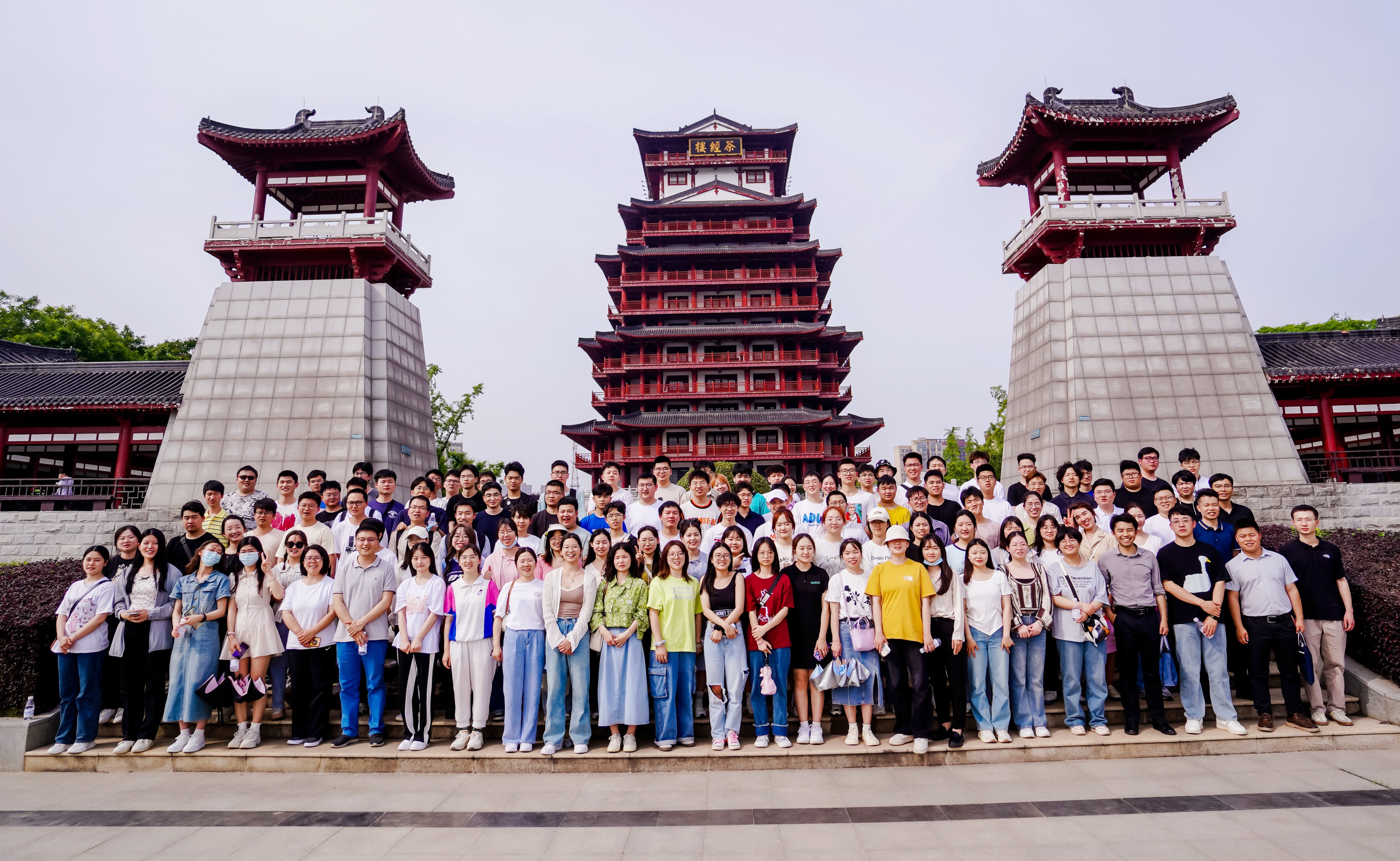 师生们游览陆羽故园