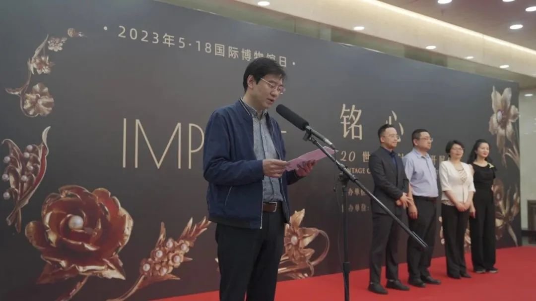 ▲甘肃省博物馆副馆长班睿主持开幕式