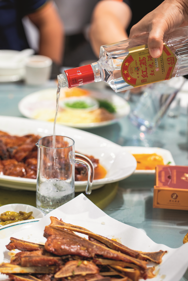 ▲ 在顺德，红荔红米酒家家必备，逢年过节，餐桌上最少不了的就是它。