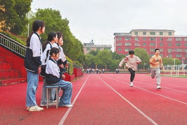 5月11日，体育课，小雨为参加跑步比赛的同学加油。