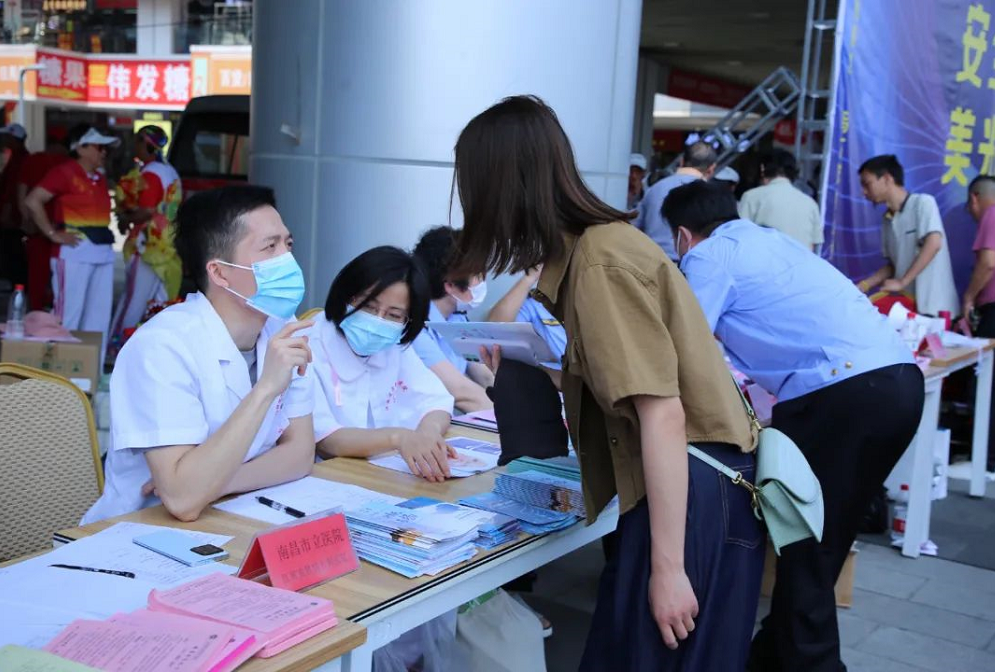 江西省皮肤病专科医院参加南昌市化妆品宣传周启动仪式和义诊活动