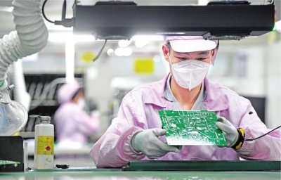 格力电器武汉产业园是格力电器继珠海、重庆、合肥、郑州之后在国内兴建的第五个生产基地。图为武汉格力工厂工作人员对电路板进行抽检。长江日报记者周超 摄