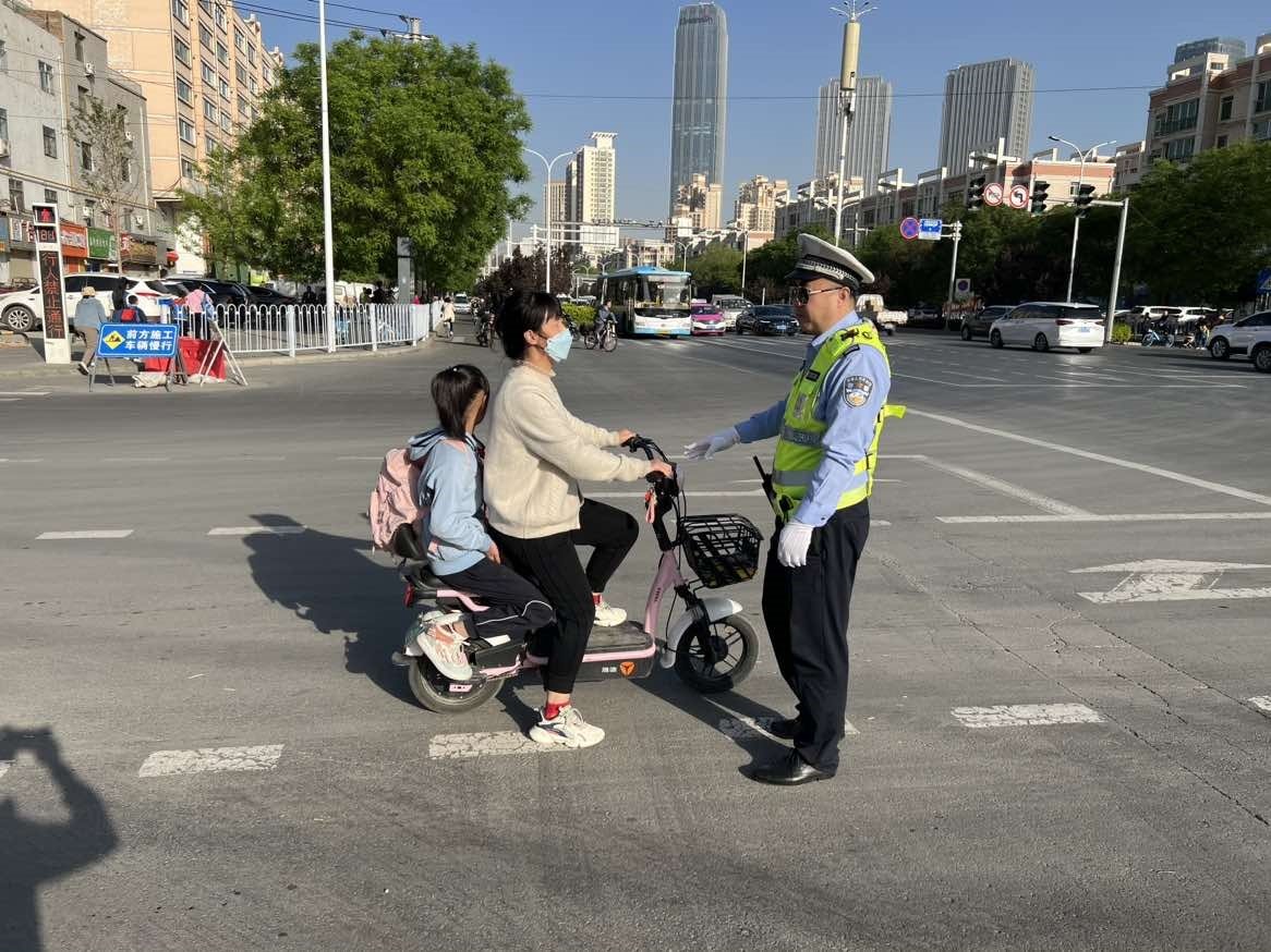 非机动车“花式带娃” 这些家长马路炫技太危险