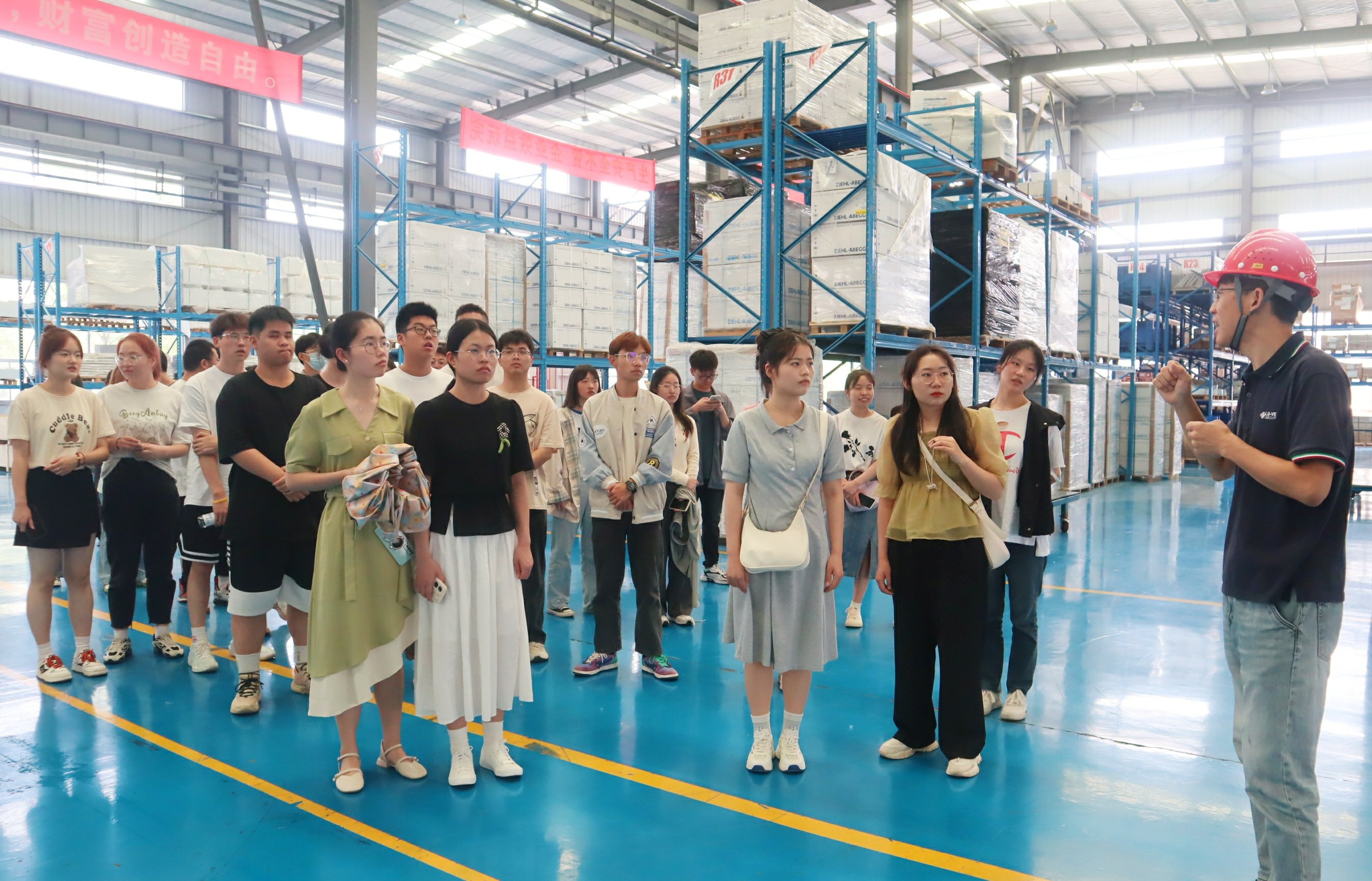 湖北大学学子参观考察