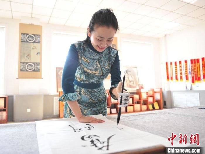 张超凡在用智能仿生手写字。　高龙安 摄