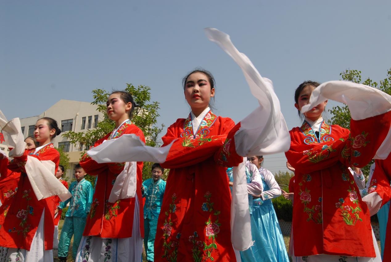 5月15日，青岛市即墨区第四实验小学柳腔剧社团的学生在排练中。