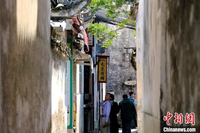 游客在呈坎村参观。　张强 摄