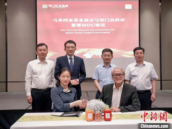 刘俊光(前右)与胡文华(前左)在杨龙(后右二)、张杰鑫(后左二)等见证下签署MOU　主办方供图