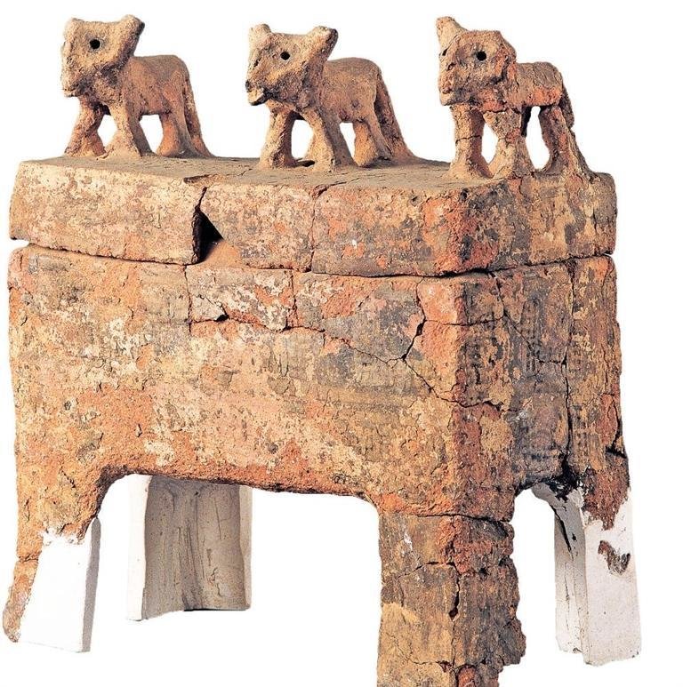 三犬钮盖彩陶方鼎(距今3900年—3400年)玉门市火烧沟遗址出土