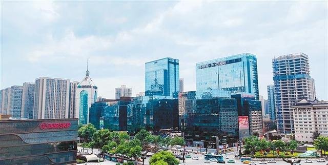 南门商圈热闹繁华。（记者 窦翊明 摄）