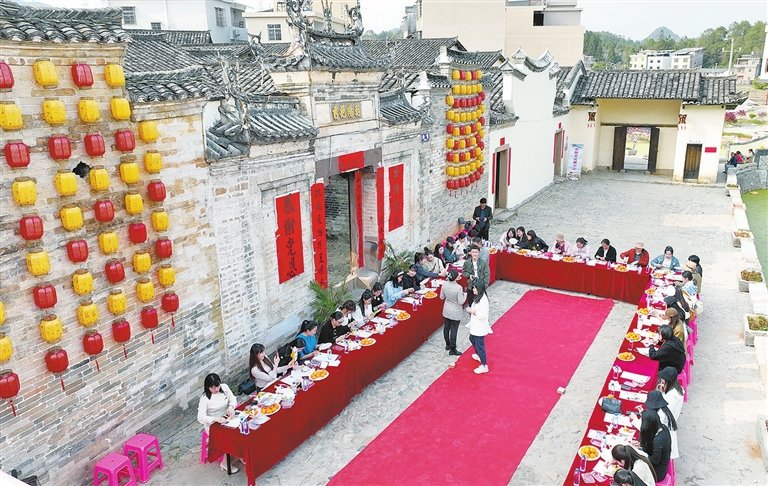 围龙屋前举行的赣南脐橙品鉴会。