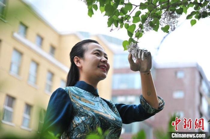科技助力残疾人士“寻回”双臂中国智能仿生手从展台步入生活