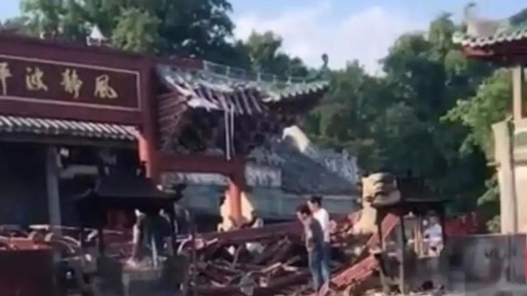 南宁横州伏波庙门前牌坊倒塌，文物所：白蚁咬蛀导致