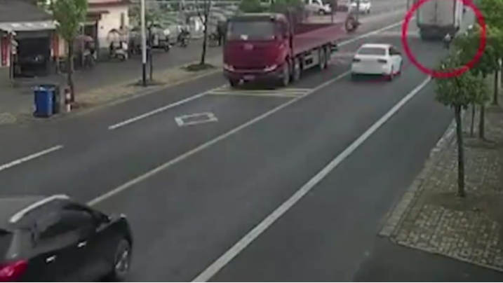 幼童横跑过道路被超速轿车撞飞