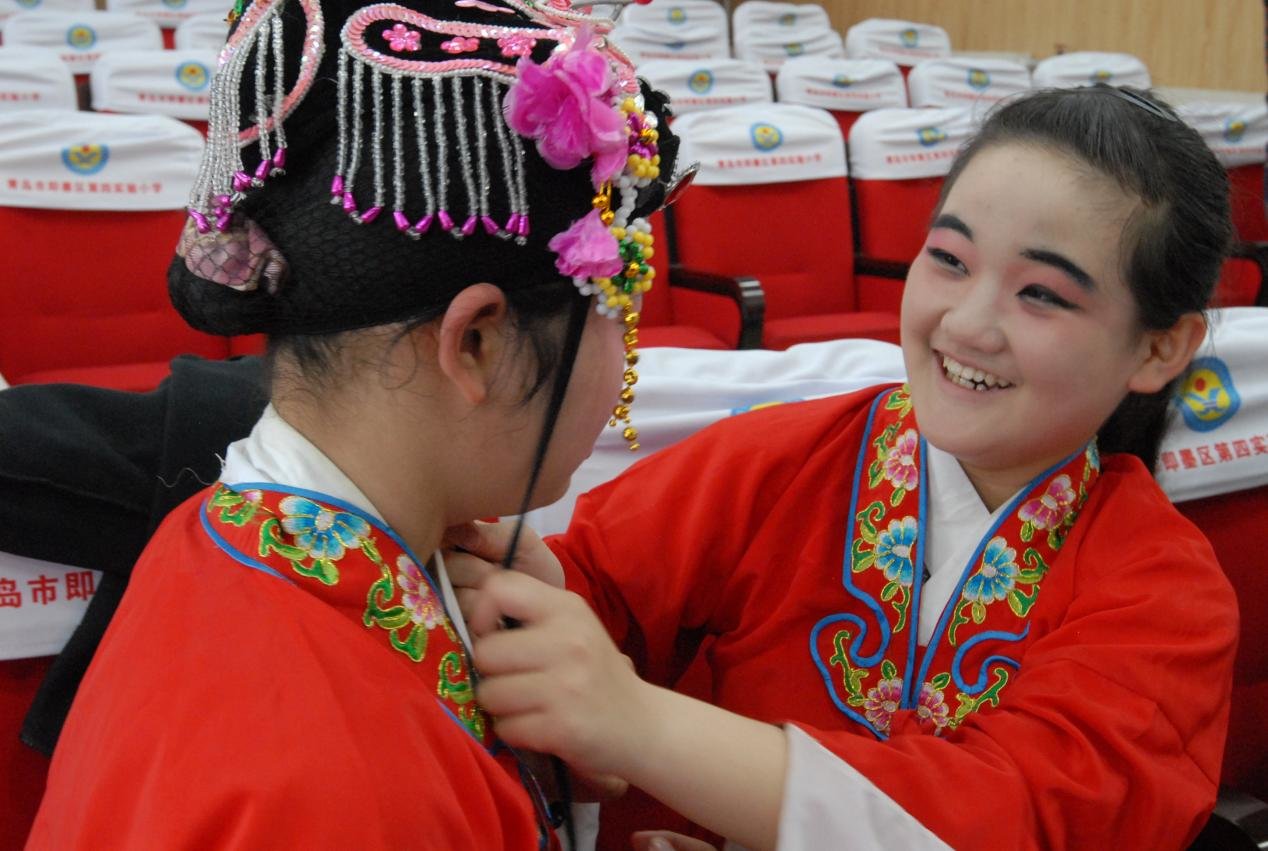 5月15日，即墨区第四实验小学柳腔剧社团的小演员在相互观看化妆后的模样