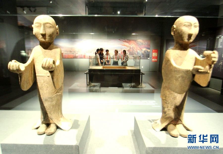 5月17日，河南省南阳市博物院，观众在陈列展厅参观。（高嵩 摄）