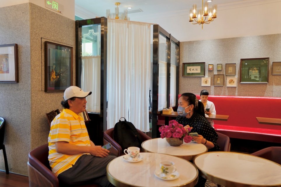 笔者与钱晓征（右）攀谈。