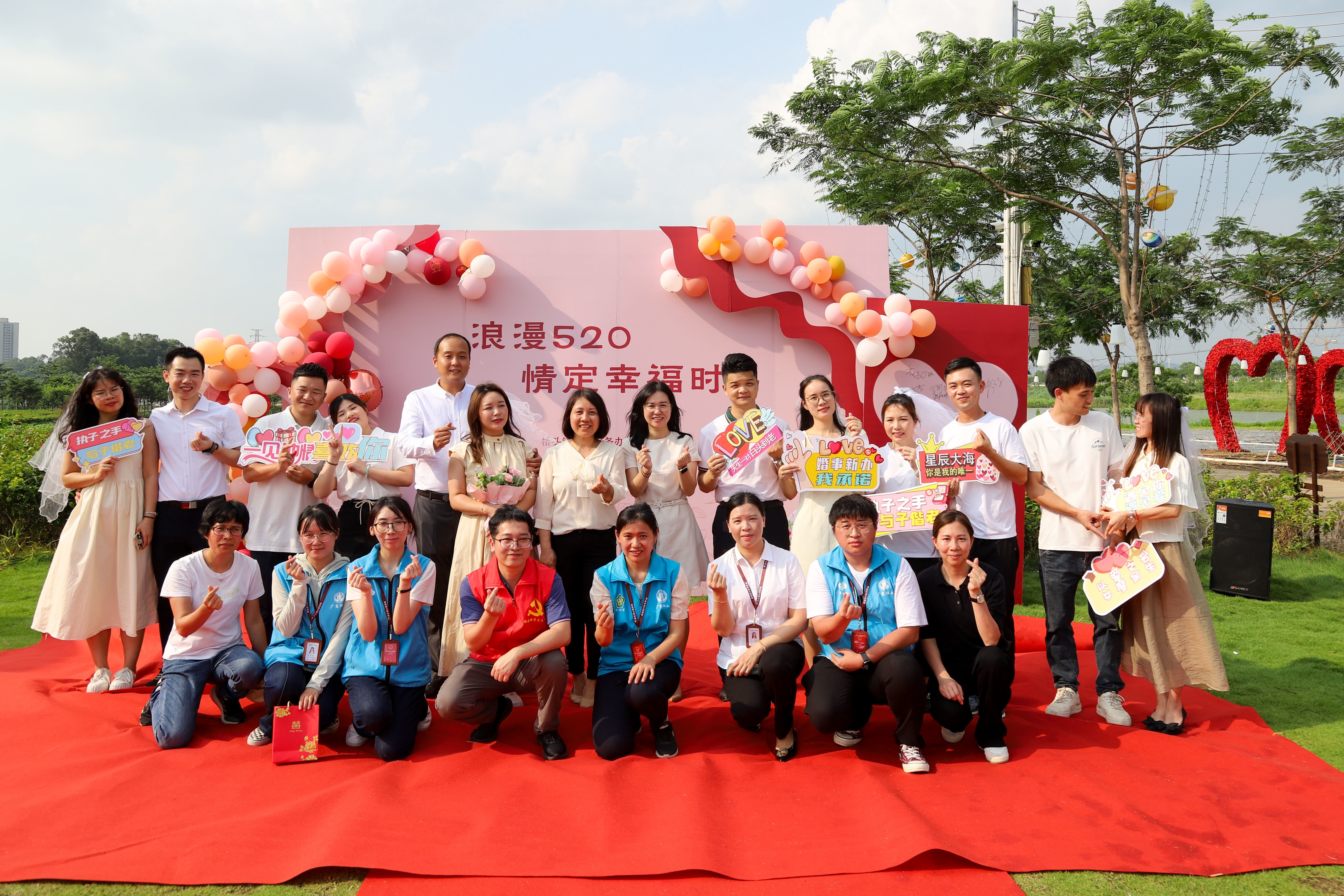 520东莞为“爱”加班,特色颁证引领新风尚