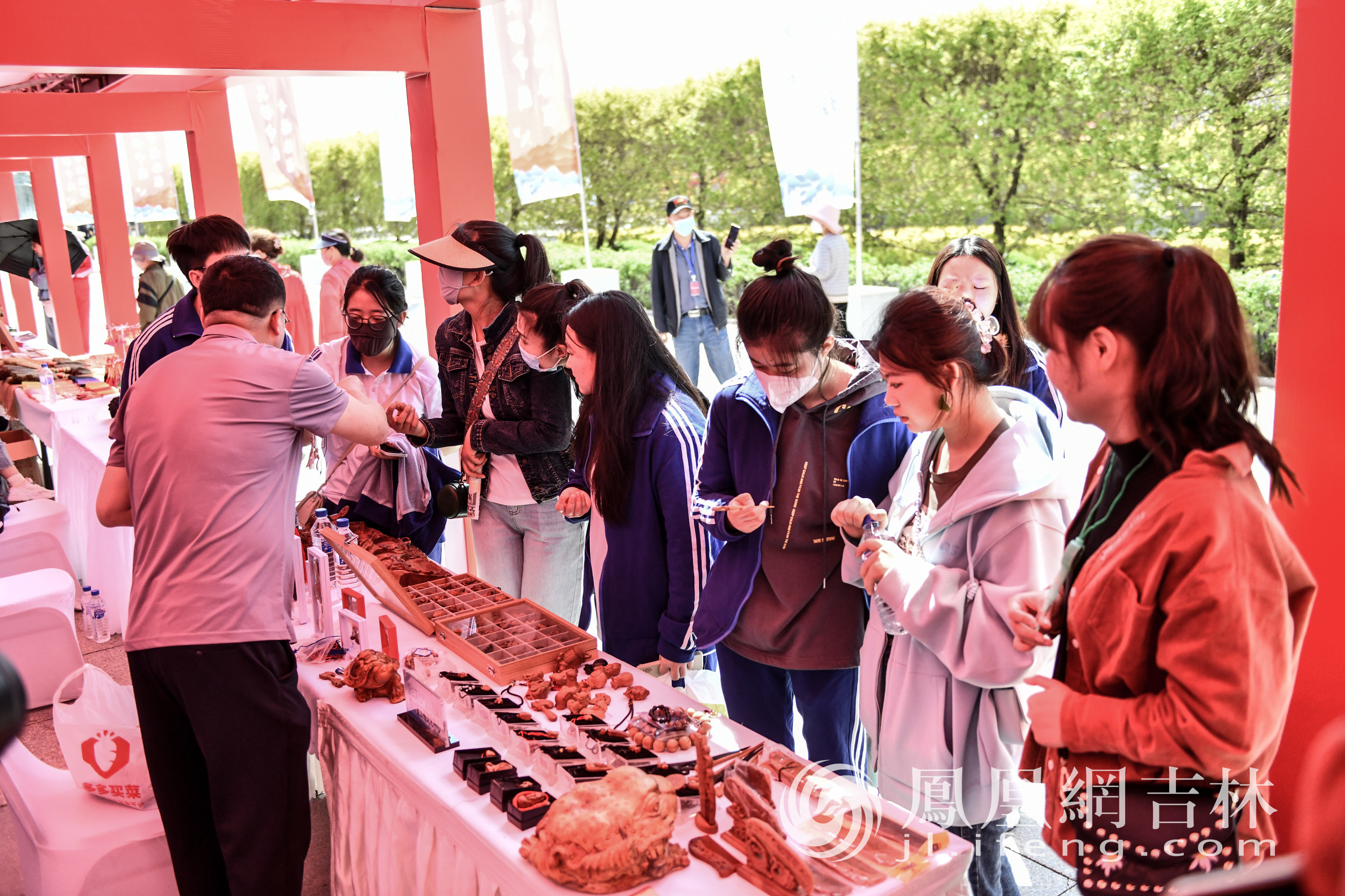 文旅集市吸引了众多游客。凤凰网吉林 梁琪佳摄