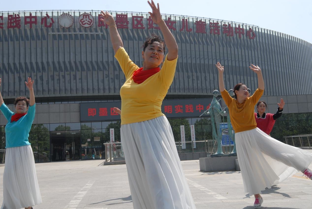 市民在山东省青岛市即墨区新时代文明实践广场上排练广场舞