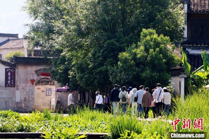 千年古村落呈坎村迎来许多游客。　张强 摄