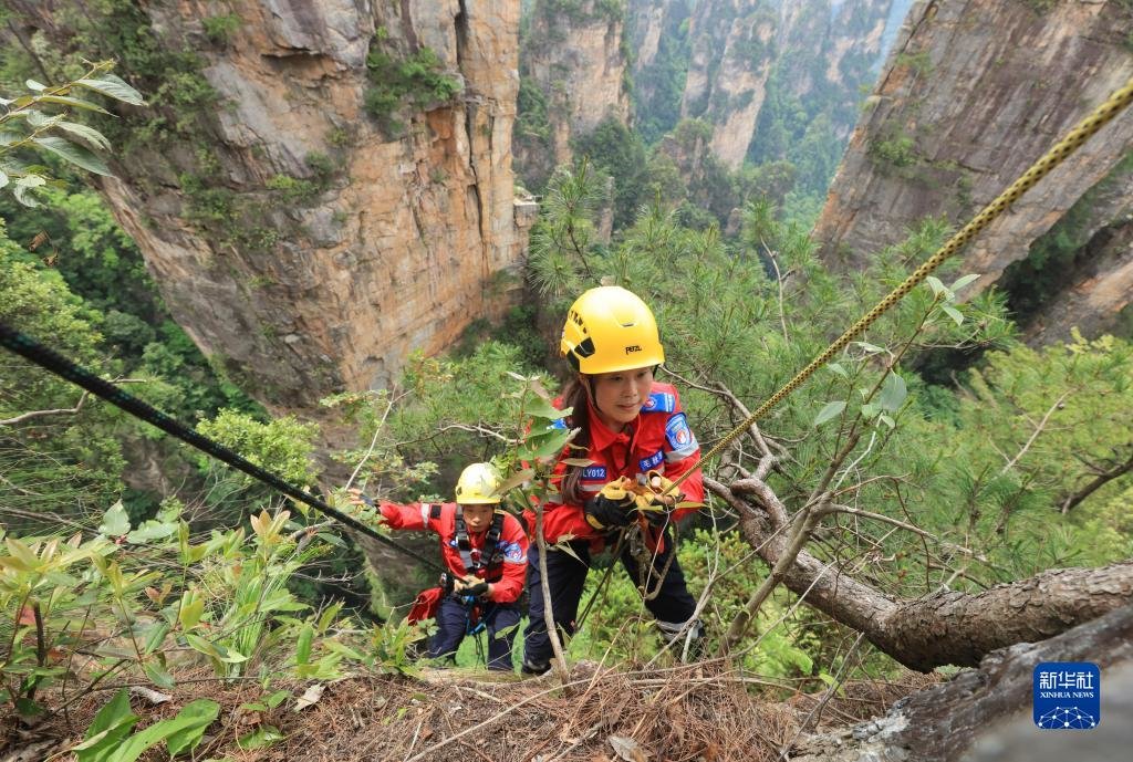 5月14日，张家界市武陵源区山地应急救援队队员在天子山的绝壁间索降。