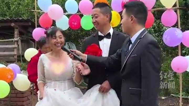 最浪漫的“母亲节礼物”：小伙为父母补上迟到30年的婚礼，自己做主持、奶奶当“花童”