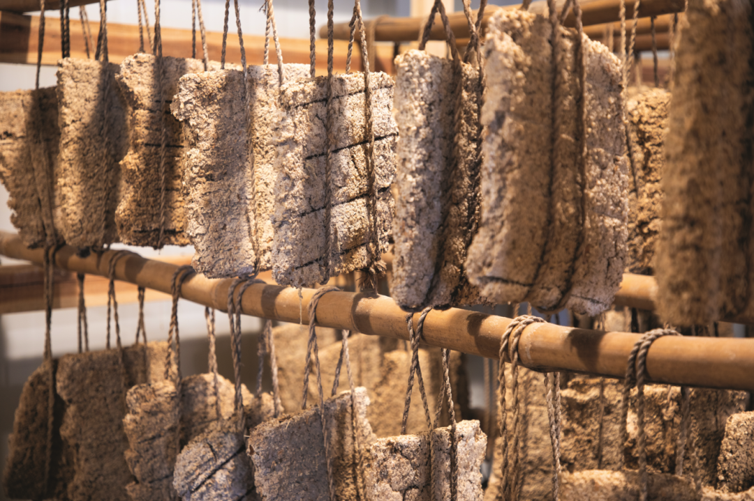 ▲ 红荔红米酒使用的酒曲为大酒饼如上图。