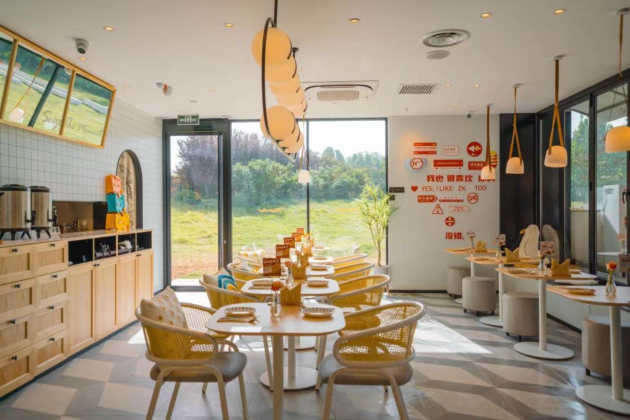 在豫首家同时入驻 肯德基、必胜客校园餐厅落户郑州科技学院