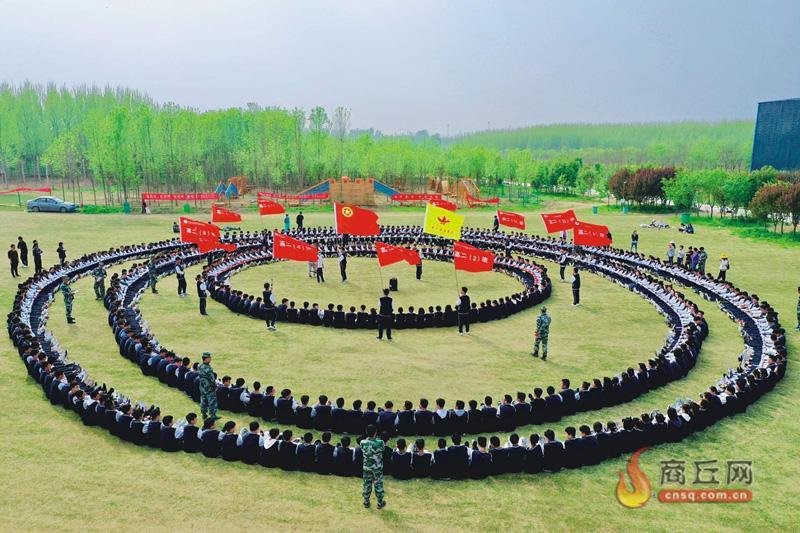 学校开展丰富多彩的体育活动