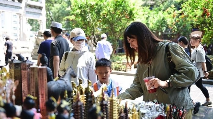 陕西西安:北院门回坊文化风情街吸引游客_凤凰网