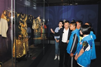 展览吸引众多戏迷光顾 本报记者 戎禹仁 摄