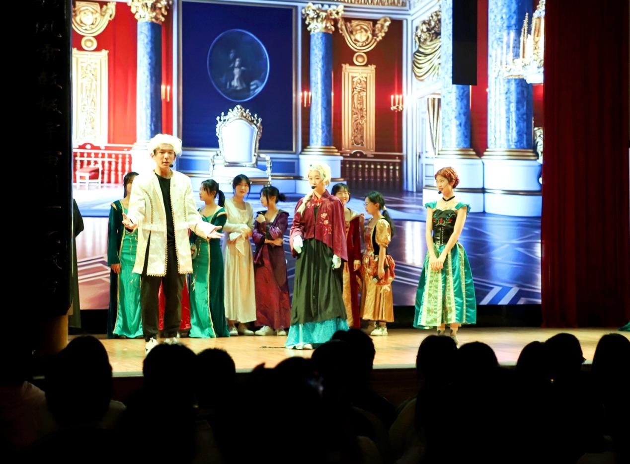 黄山市休宁中学学生精彩演绎英文音乐剧《冰雪奇缘》