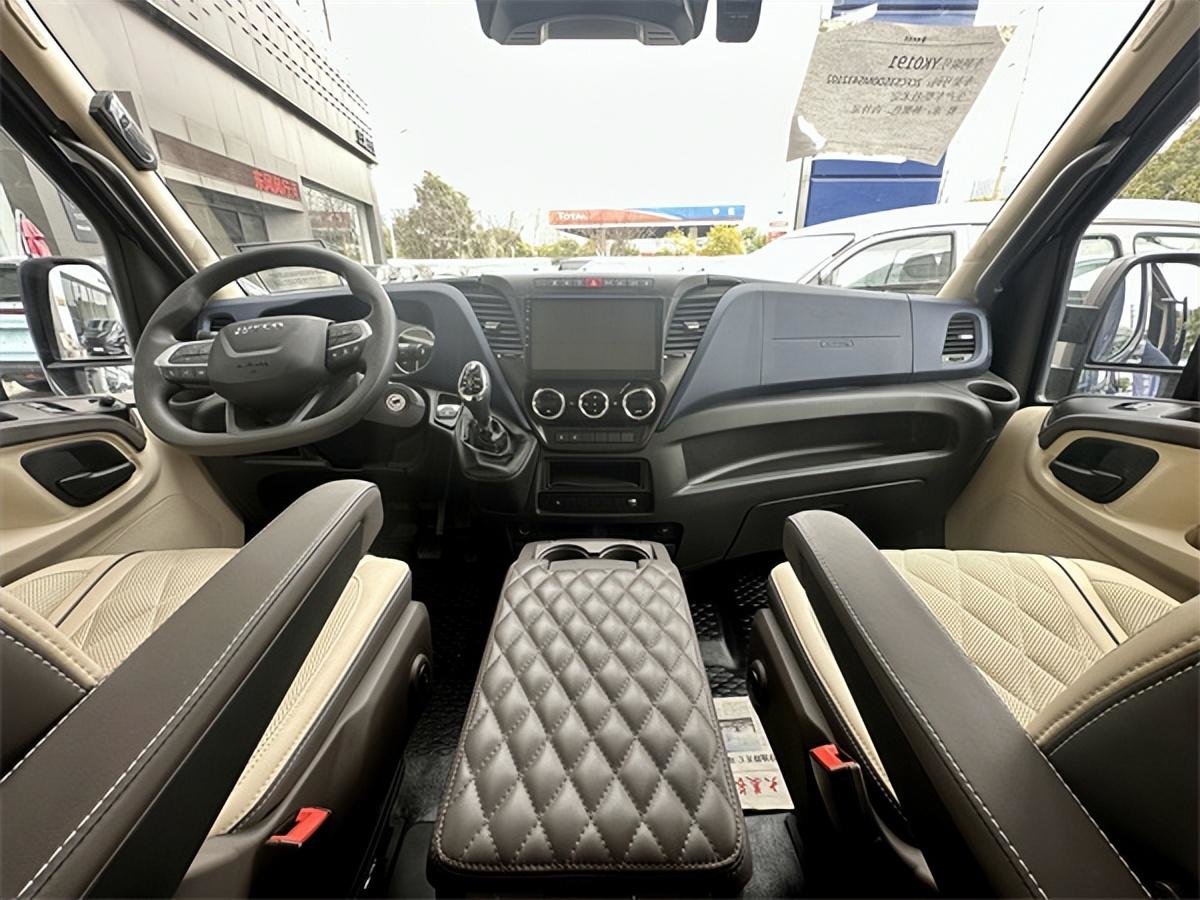 进口依维柯七座全隔断商务车现车特价