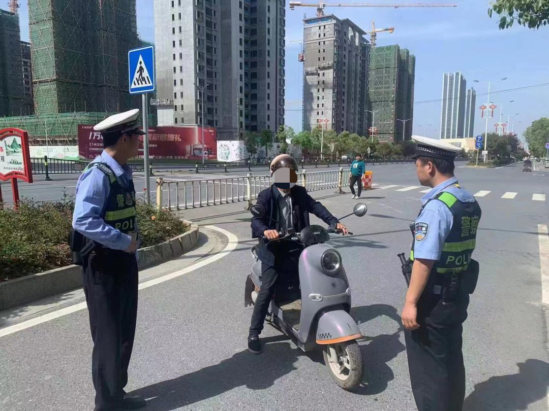 严查未按规定车道行驶