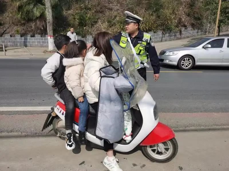 严查未按规定佩戴头盔